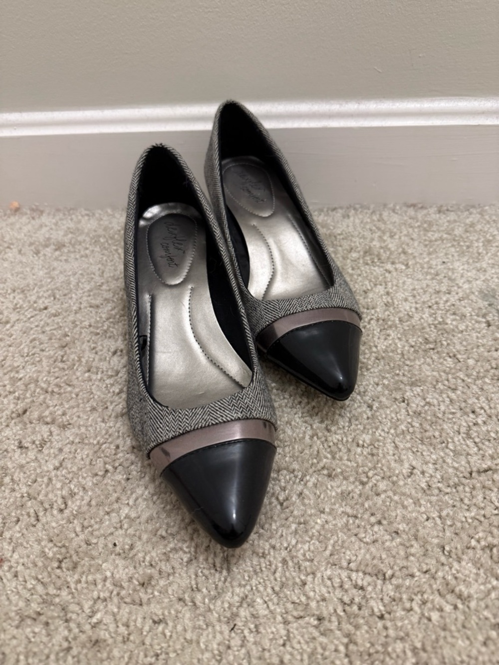 Dexflex Comfort Pointed Toe Kitten Heels in Gray Herringbone with Black Cap